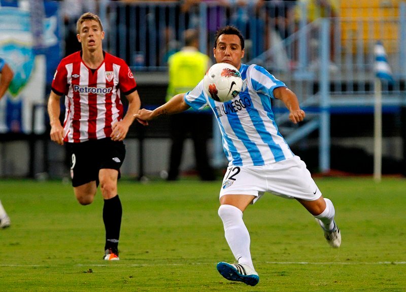 Santi Cazorla en un partido en La Rosaleda. Málaga CF