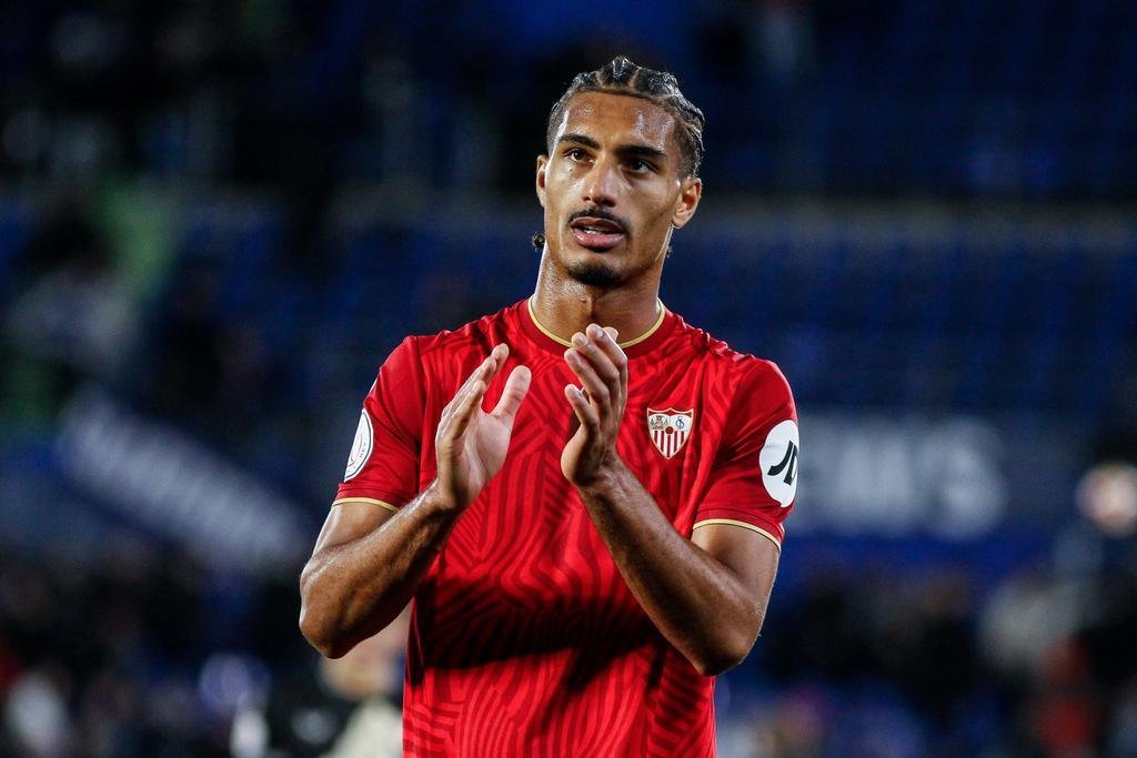 Loïc Badé despidiendo a la afición, tras el partido ante el Getafe CF.