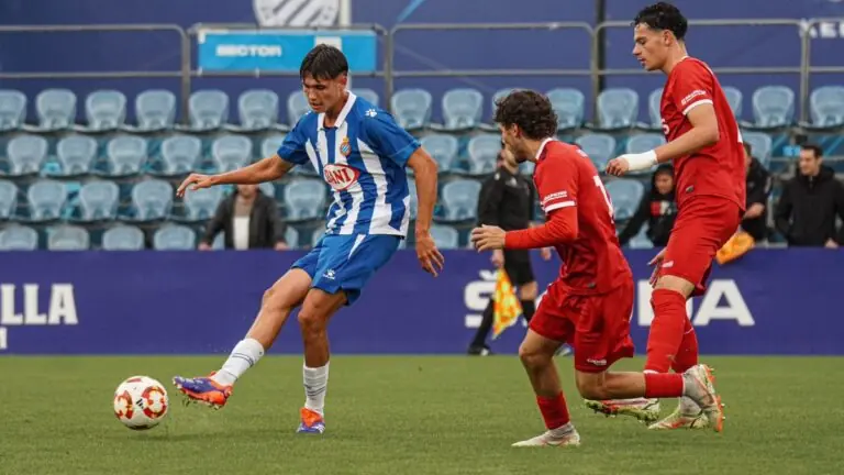 Rafa Bauza dando un pase en el Espanyol B-Terrassa