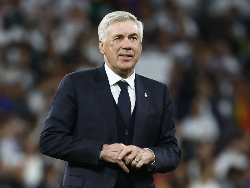 Carlo Ancelotti dirigiendo al Real Madrid