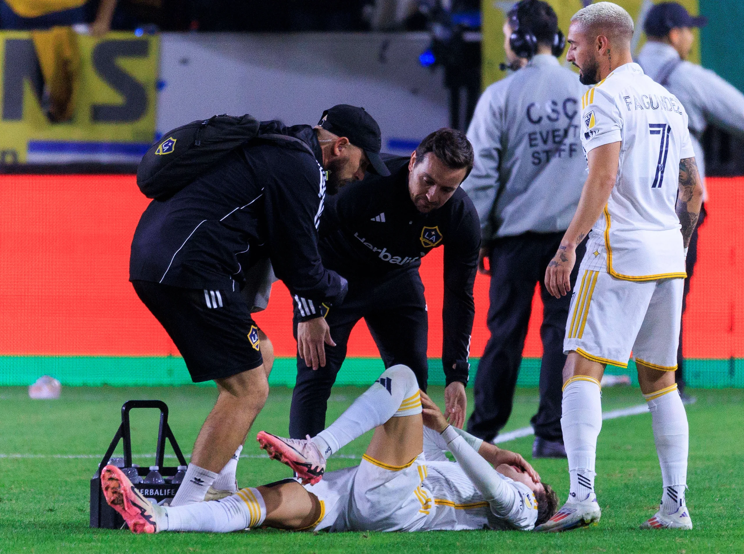 Riqui Puig se rompe el ligamento cruzado pero continua jugando durante 30 minutos