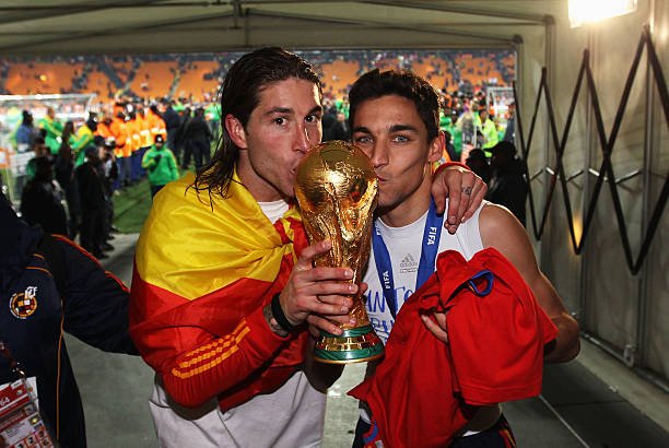 Jesús Navas y Sergio Ramos celebrando la victoria en la final del Mundial del 2010 con la Selección Española | Foto: gettyimages.es