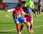 Duelo de los jugadores del CDA Navalcarnero y del CF Talavera