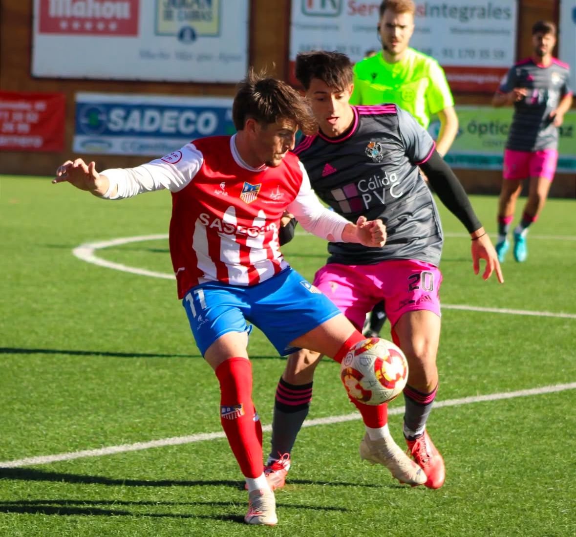 Duelo de los jugadores del CDA Navalcarnero y del CF Talavera