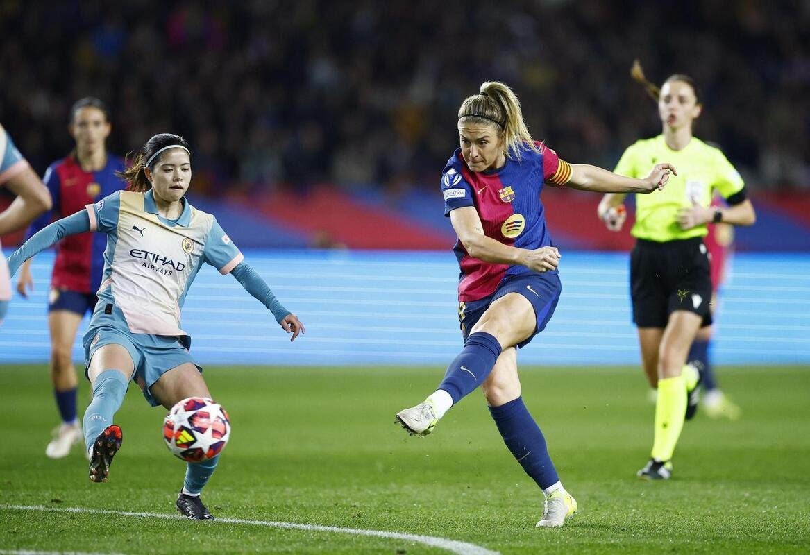 Alexia Putellas justo después de disparar, remate que acabaría en gol.