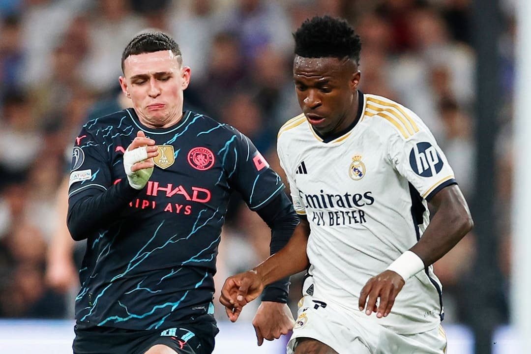 Vinicius pugnando un balón con Foden