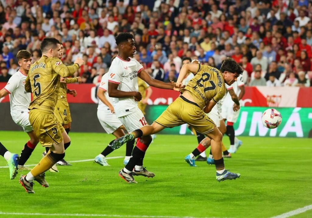 Partido de la jornada 14 de LaLiga EA Sports entre Sevilla y Real Sociedad | Fuente: diariovasco.com