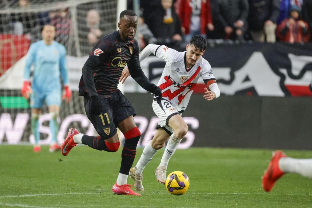 Lukébakio regateando durante el partido entre Rayo Vallecano y Sevilla | Fuente: diariodesevilla.es