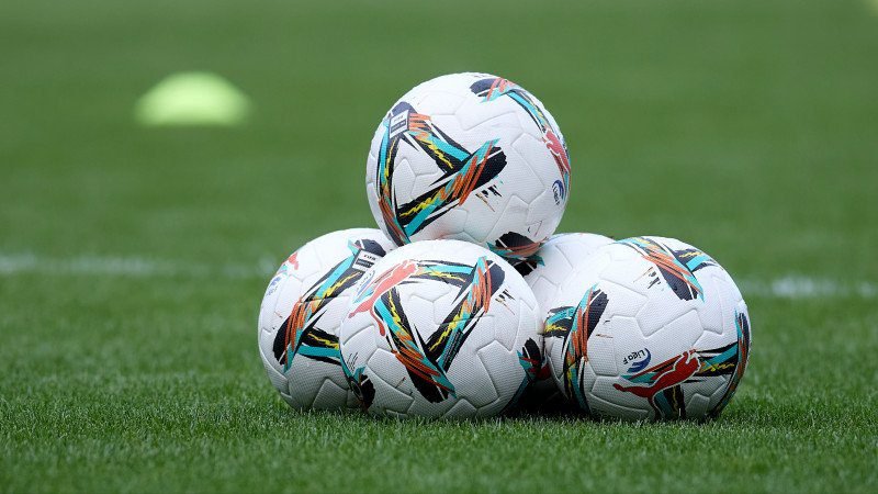 Campo de fútbol con balones