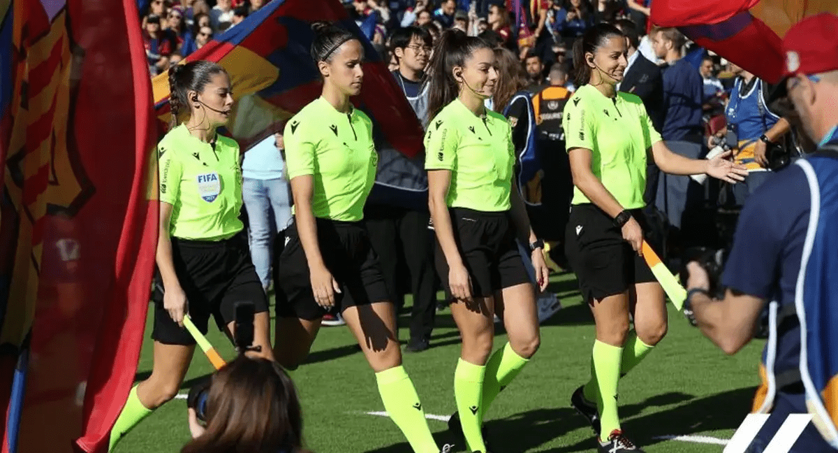 Árbitras saliendo al campo