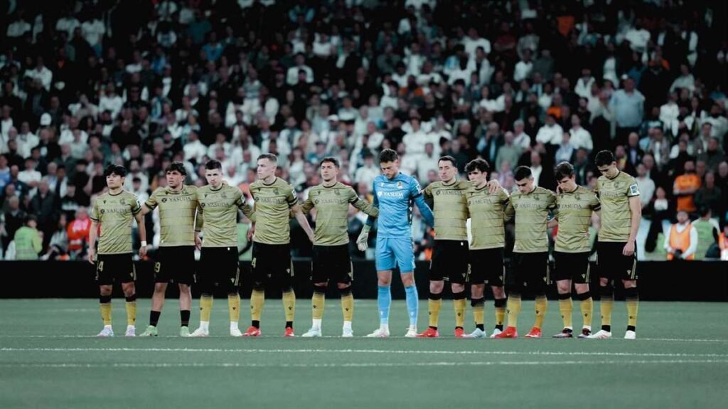 Jugadores de la Real Sociedad, en el minuto de silencio en el Santiago Bernabéu. Fuente: Realsociedad.eus 
