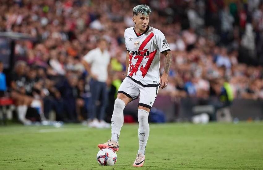 Ratiu en un partido con el Rayo Vallecano