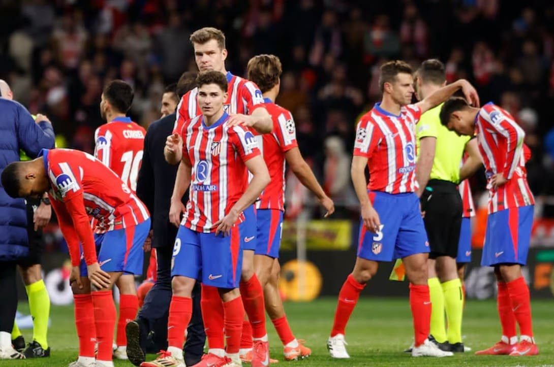 Los futbolistas colchoneros lamentándose