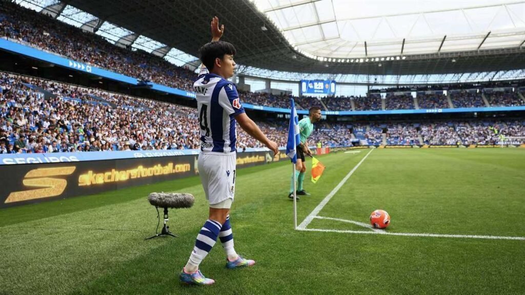 Take Kubo listo para sacar el córner. Fuente: Realsociedad.eus

