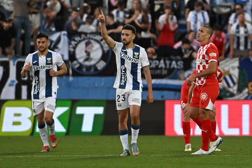 Munir El Haddadi celebra el gol del empate en la jornada 33 de LaLiga EA Sports entre el CD Leganés y el Girona FC, este jueves en el estadio de Butarque | Fernando Villar/ EFE