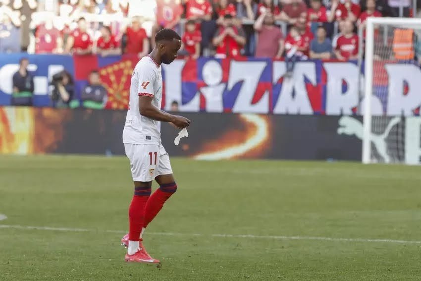 Lukébakio se marcha expulsado durante el CA Osasuna - Sevilla FC | Villar López / EFE / Europa Press
