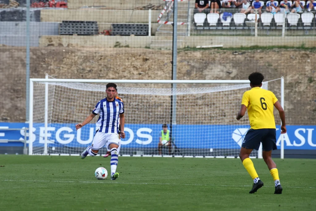 Jon Gorrotxategi disputando el partido en Zubieta antes de ir a Japón. Fuente: diariovasco.com