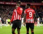 Nico Williams besa el escudo del Athletic