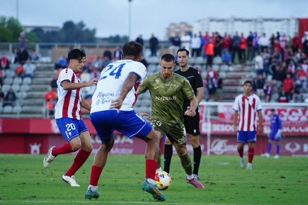 El Real Murcia se hunde en Algeciras y la afición enciende las alarmas