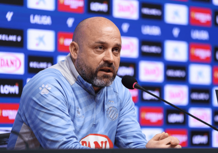 Manolo premia a tres jugadores del filial